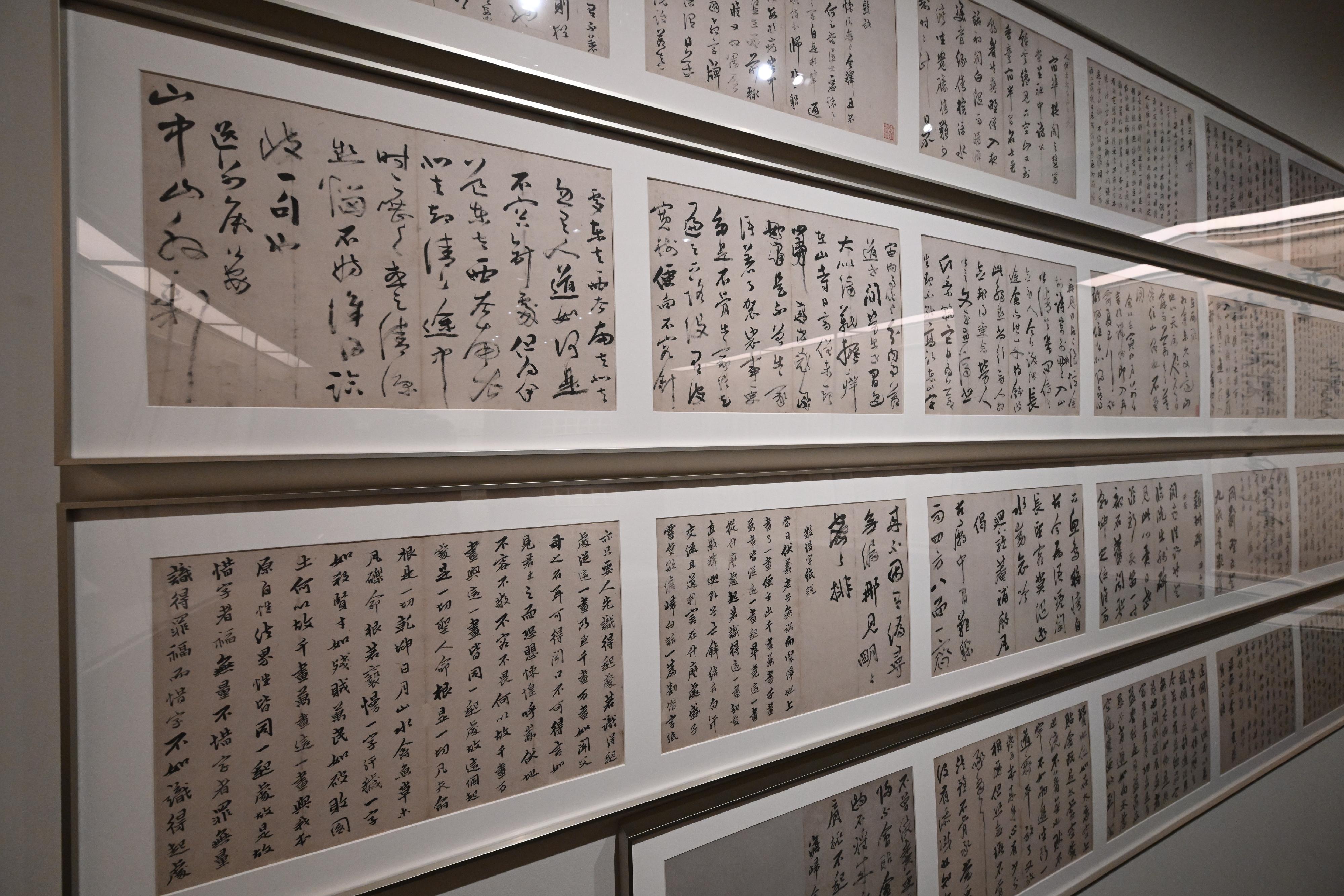 「香江藏珍──香港三大古书画收藏」展览开幕典礼今日（六月十日）在香港艺术馆举行。图示明末清初书画家今释的《行草书诗文册》三十一开册。（香港艺术馆至乐楼藏品）

